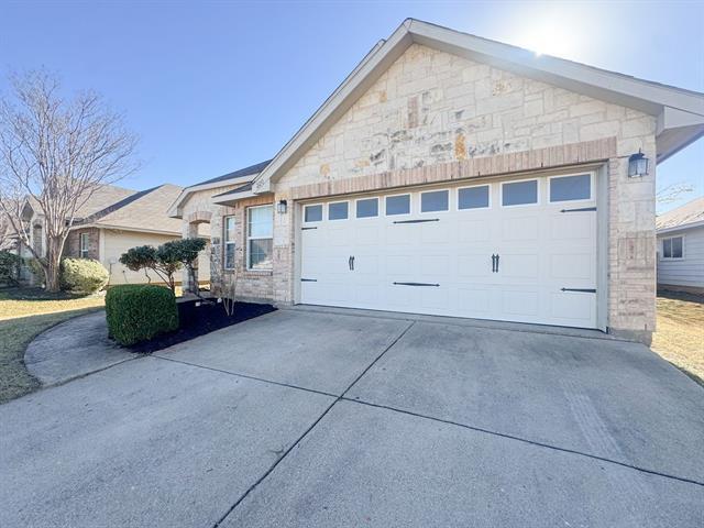 Building Photo - 220 Cres Ridge Dr