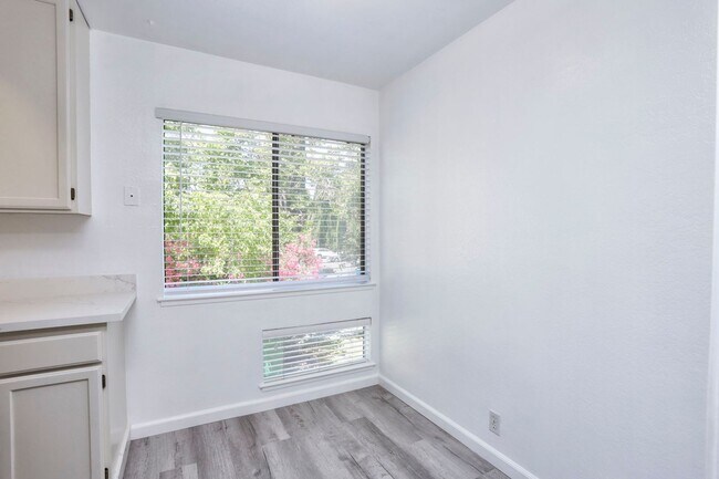 Building Photo - ? Updated 3BR/2BA Foster City Condo – Half...