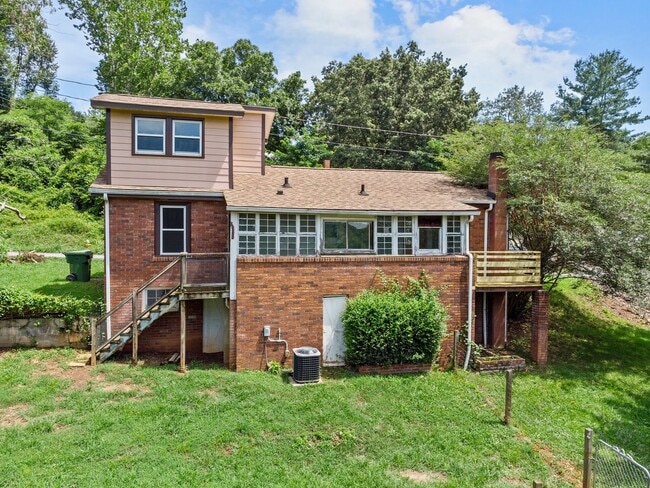 Building Photo - Unique 2-Bedroom, 1-Bathroom with Loft Spa...