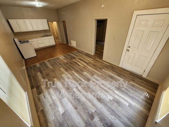 Building Photo - 300 W 14th St