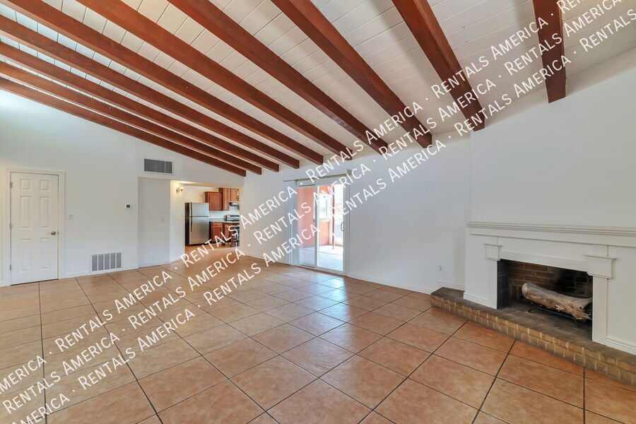 Building Photo - 2250 E La Mirada St