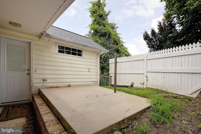 Building Photo - 7523 B St