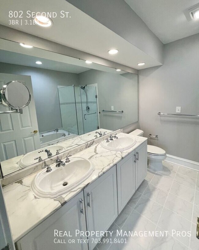 Building Photo - 802 Second St.-