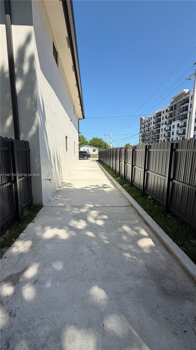 Building Photo - 102 SW 102nd Pl