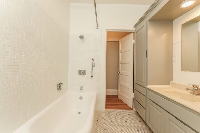 Building Photo - 1920 North Berkeley 2 Bedroom Bungalow Available!