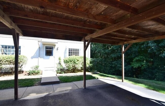 Building Photo - Woods Edge 2-Bedroom Townhome!