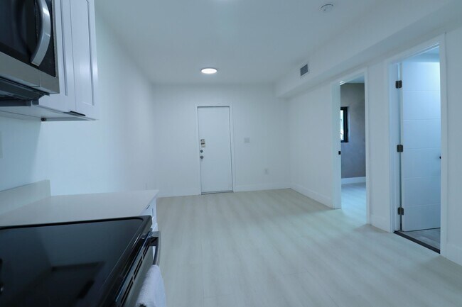 Building Photo - 1814 NW 2nd Ct