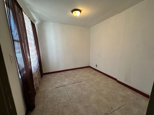 Building Photo - 3 bedroom house $750