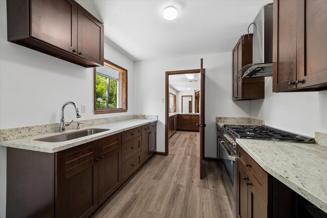 Building Photo - 9805 Shadow Wood Dr
