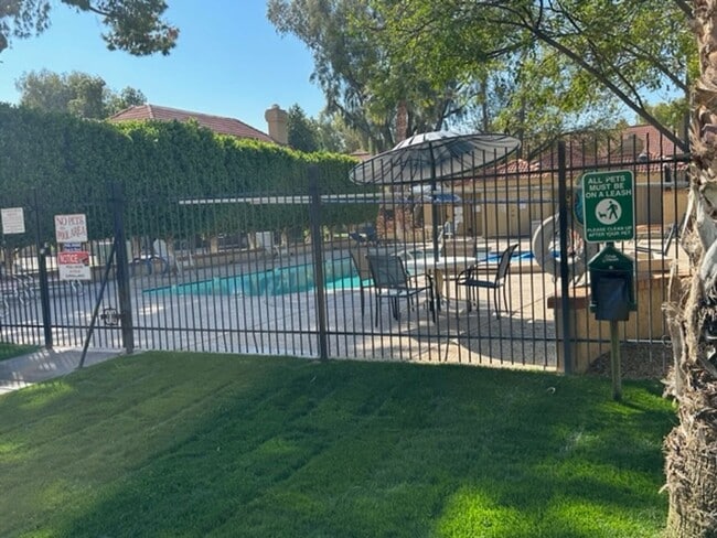 Building Photo - ELLIOT PLACE CONDOMINIUMS UPDATED/REMODELED GROUND FLOOR 1 BED PLUS DEN UNIT WITH 1 CAR GARAGE