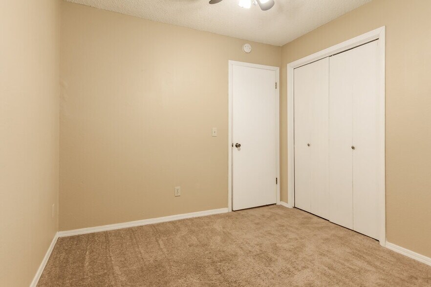 Building Photo - 1074 Dover Mansion