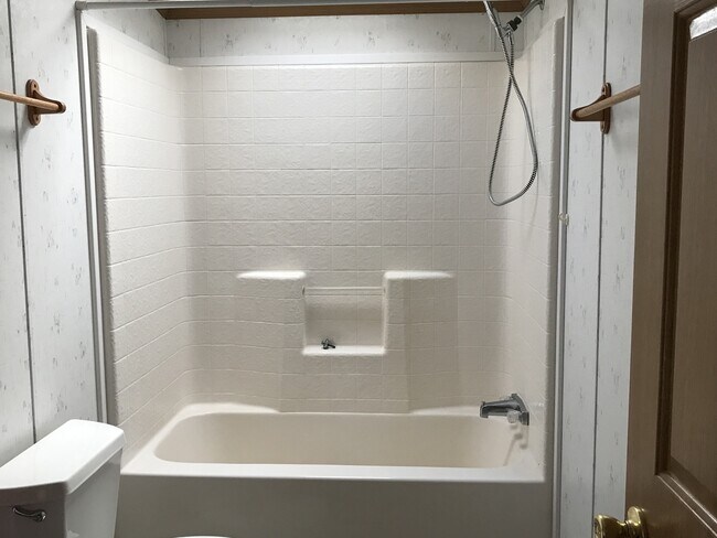 Building Photo - Welcome to this Spacious 3 Bedroom, 2 Bath...