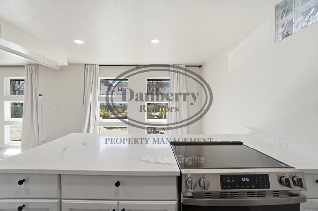 Building Photo - 1133 N Byrne Rd