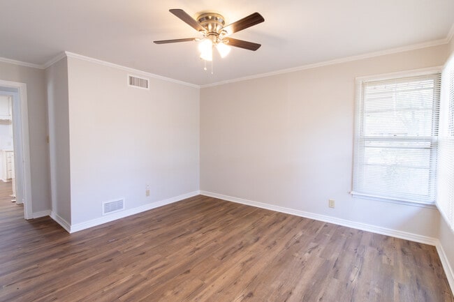 Building Photo - 2400 Hampstead Ln