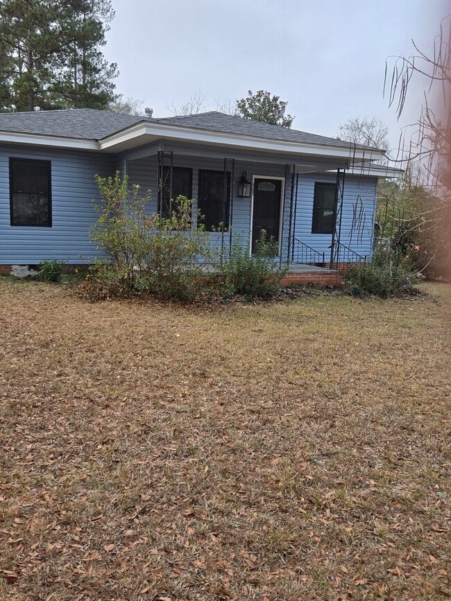 Building Photo - 365 W Pine St