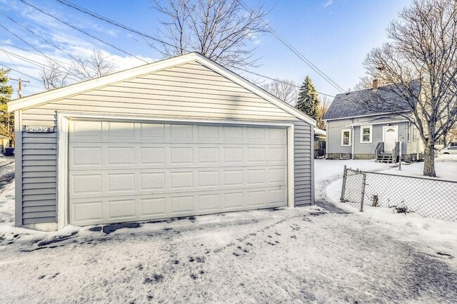 Building Photo - 2939 Russell Ave N