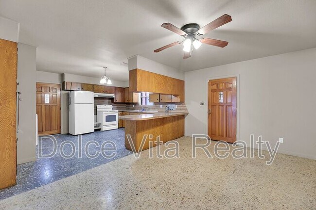 Building Photo - 810 S 16th 1/2