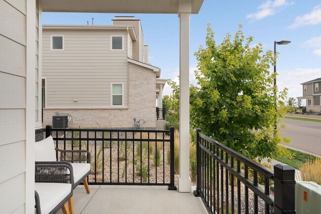 Building Photo - LUX 3BD, 2.5BA Aurora Highlands Townhome w...