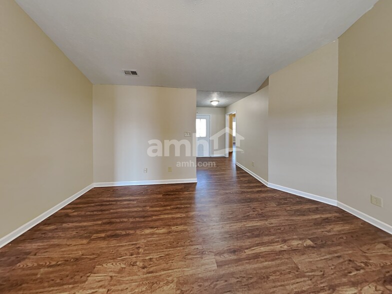 Building Photo - 981 Foxtail Dr