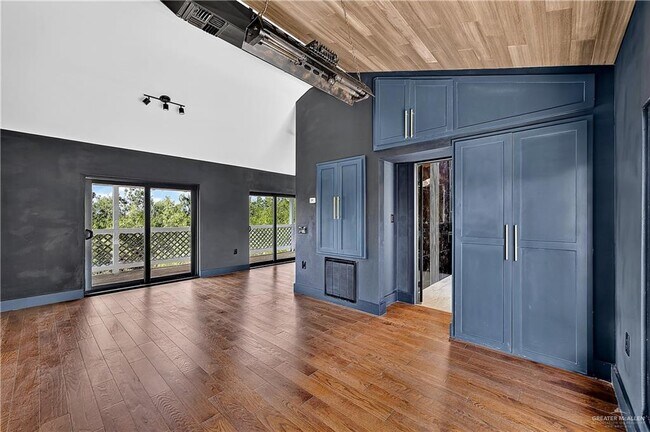 Building Photo - 12303 Lakeview Dr