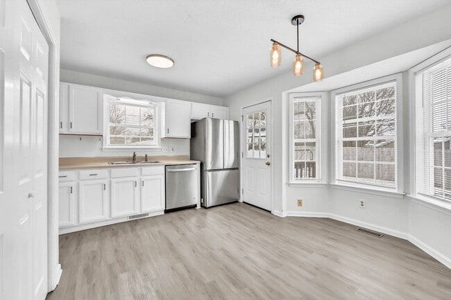 Building Photo - 925 Granny White Rd