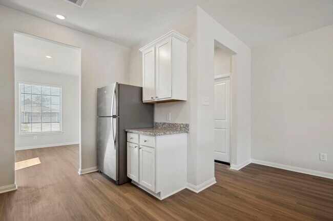 Building Photo - 335 Kingston Wy