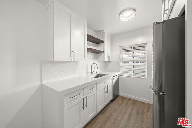 Building Photo - 1310 W Valencia Dr