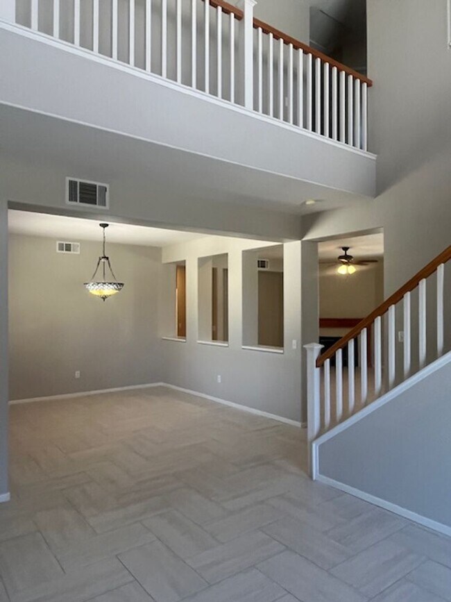 Building Photo - Beautifully Updated 5-Bedroom Home with Ci...