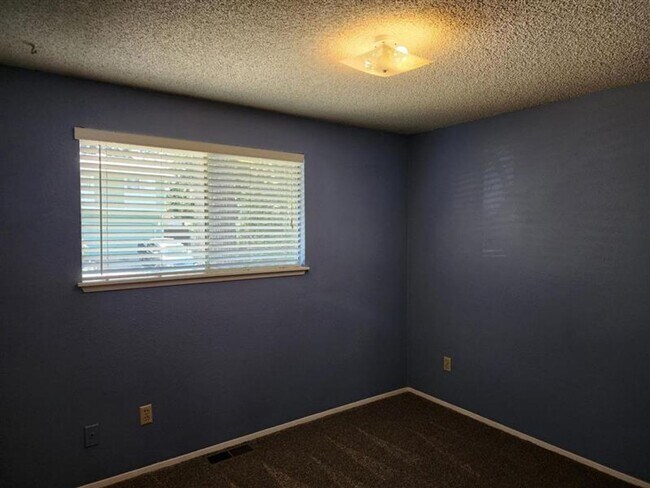 Building Photo - **PENDING APPLICATION**Beautiful 3 Bed 1.5...
