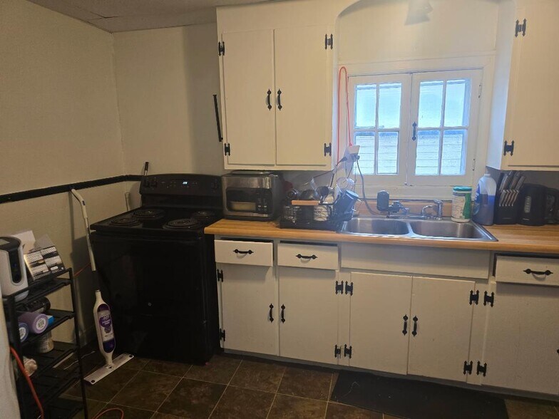 Building Photo - 110 Robinson St