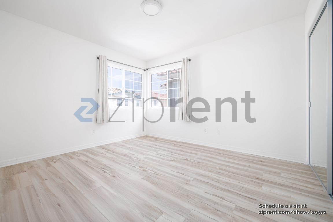Building Photo - Unit