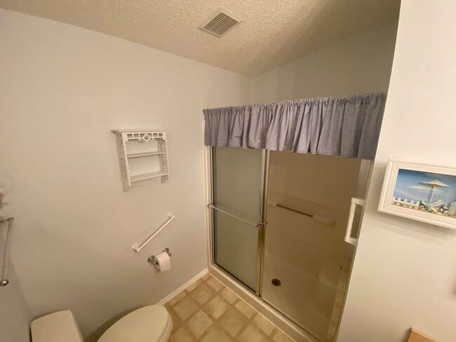 Building Photo - Lovely and Spacious Unfurnished, 2 + 2 Pat...