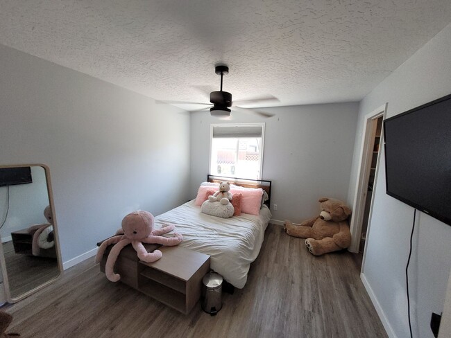 Building Photo - Stunning Home with Hot Tub with Detached O...