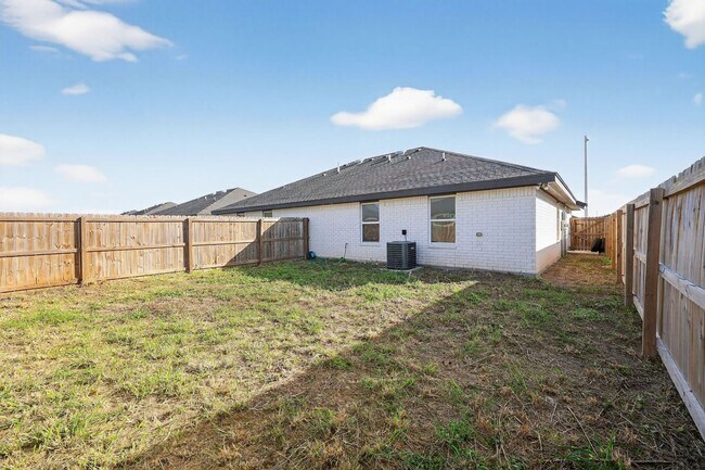 Building Photo - Charming 3BR Duplex in Brownsville