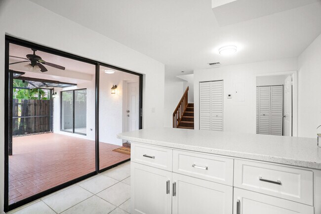 Building Photo - 7690 Courtyard W Run