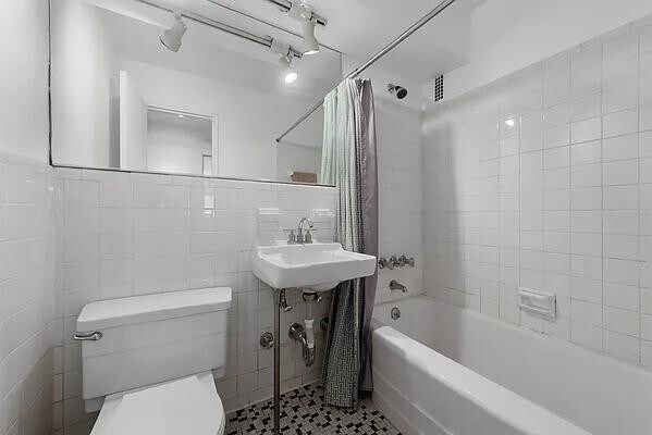 Building Photo - 142 E 16th St