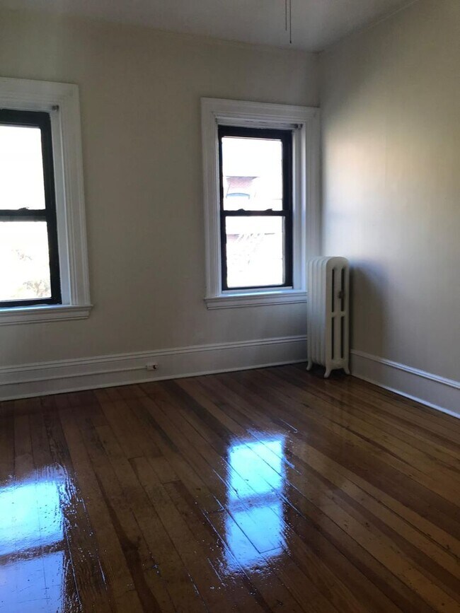 Building Photo - Newbury St 2bed / 1bath available 9/1/2026 - $3995