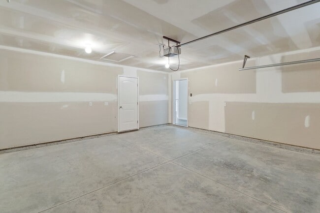 Building Photo - 3 bed 2 bath - Hartfof