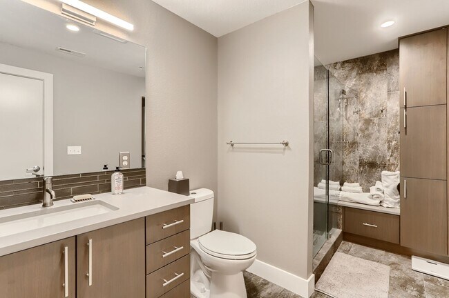 Building Photo - Modern 1 BDR Condo in Holiday Neighborhood