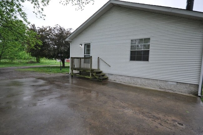 Building Photo - 3 Bedroom 2 bath in West Paducah