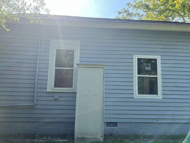 Building Photo - Charming 2 Bedroom Cottage Near King Mill ...