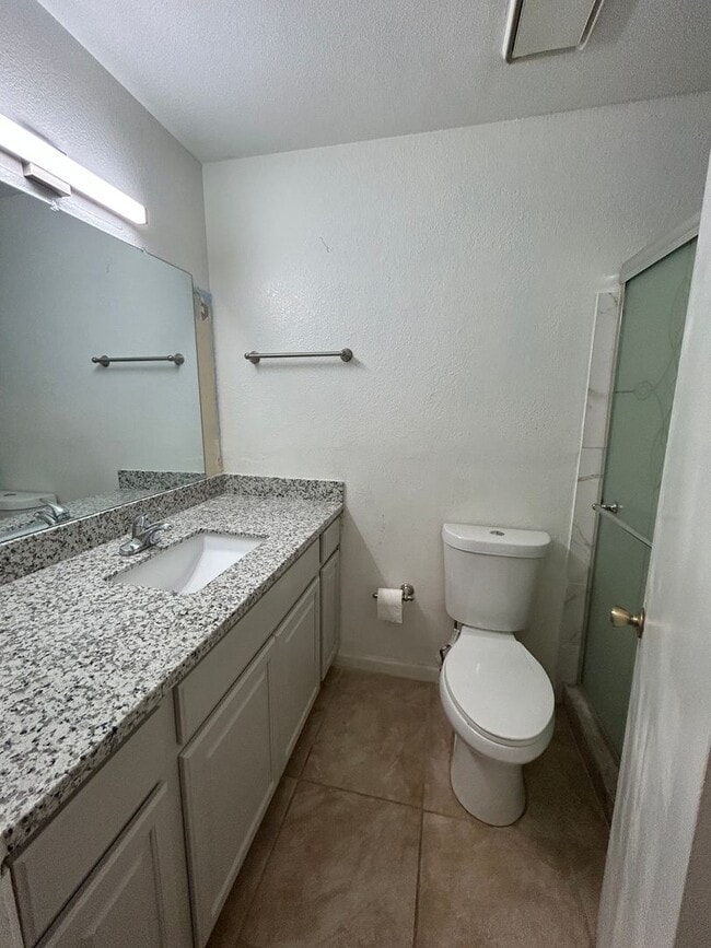 Building Photo - Great 3 bedroom 2 bath in Visalia ready fo...