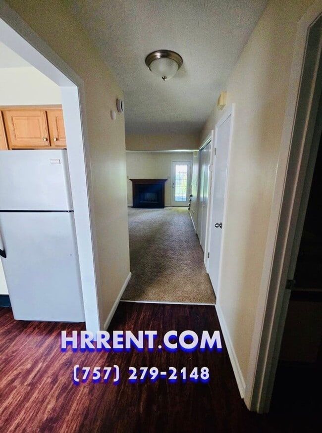 Building Photo - Lovely 2 Bedroom 2.5 Bathroom Townhouse lo...