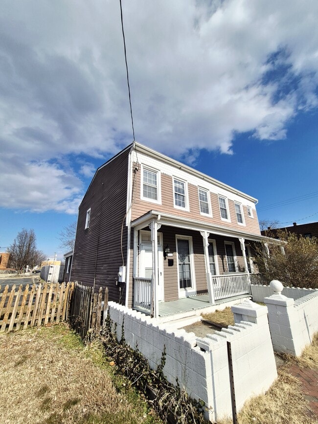 Building Photo - 2820 Q St