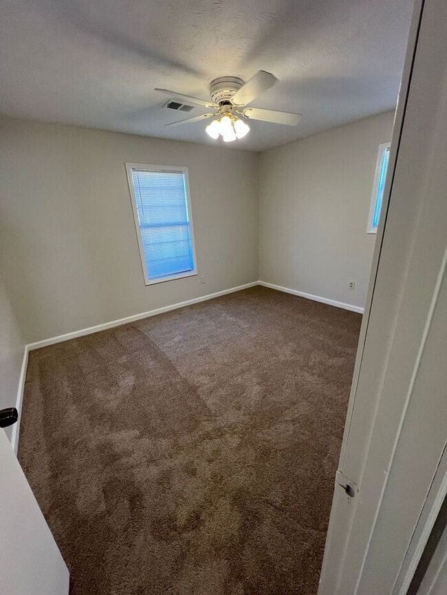 Building Photo - Beautiful 2 bedroom 2 bathroom ranch duplex Now Ready!