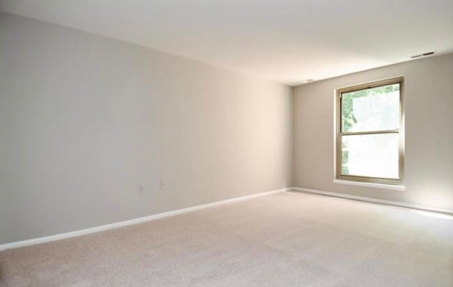 Building Photo - Well-Appointed 2 Bed 1 Bath Condo In Vibra...