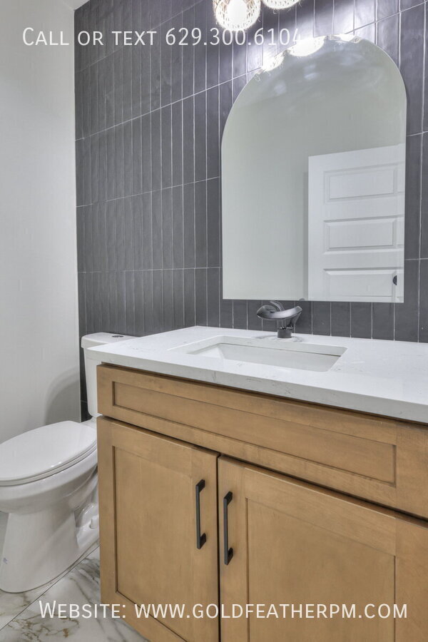 Building Photo - 402 E Trinity Ln