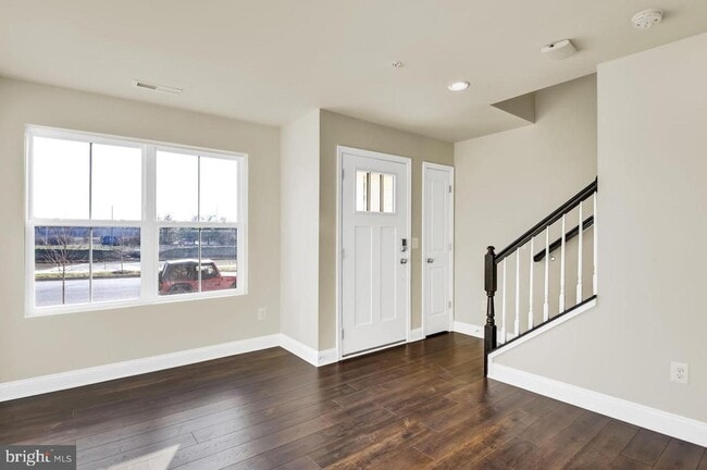 Building Photo - 611 E 7th St