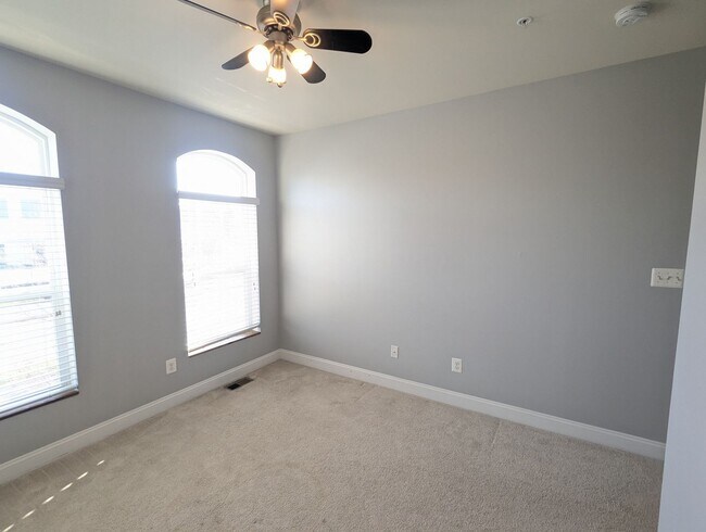 Building Photo - Ground level (two story) Condo in Westview South Community available early April!