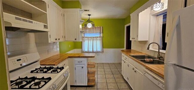 Building Photo - 3-bedroom, 1 bathroom, 1 car attached gara...